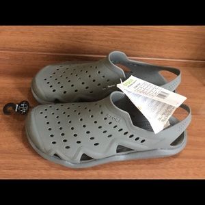 Kids NEW Crocs, SIZE 4